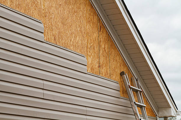 Professional Siding technician working in Blythewood, SC